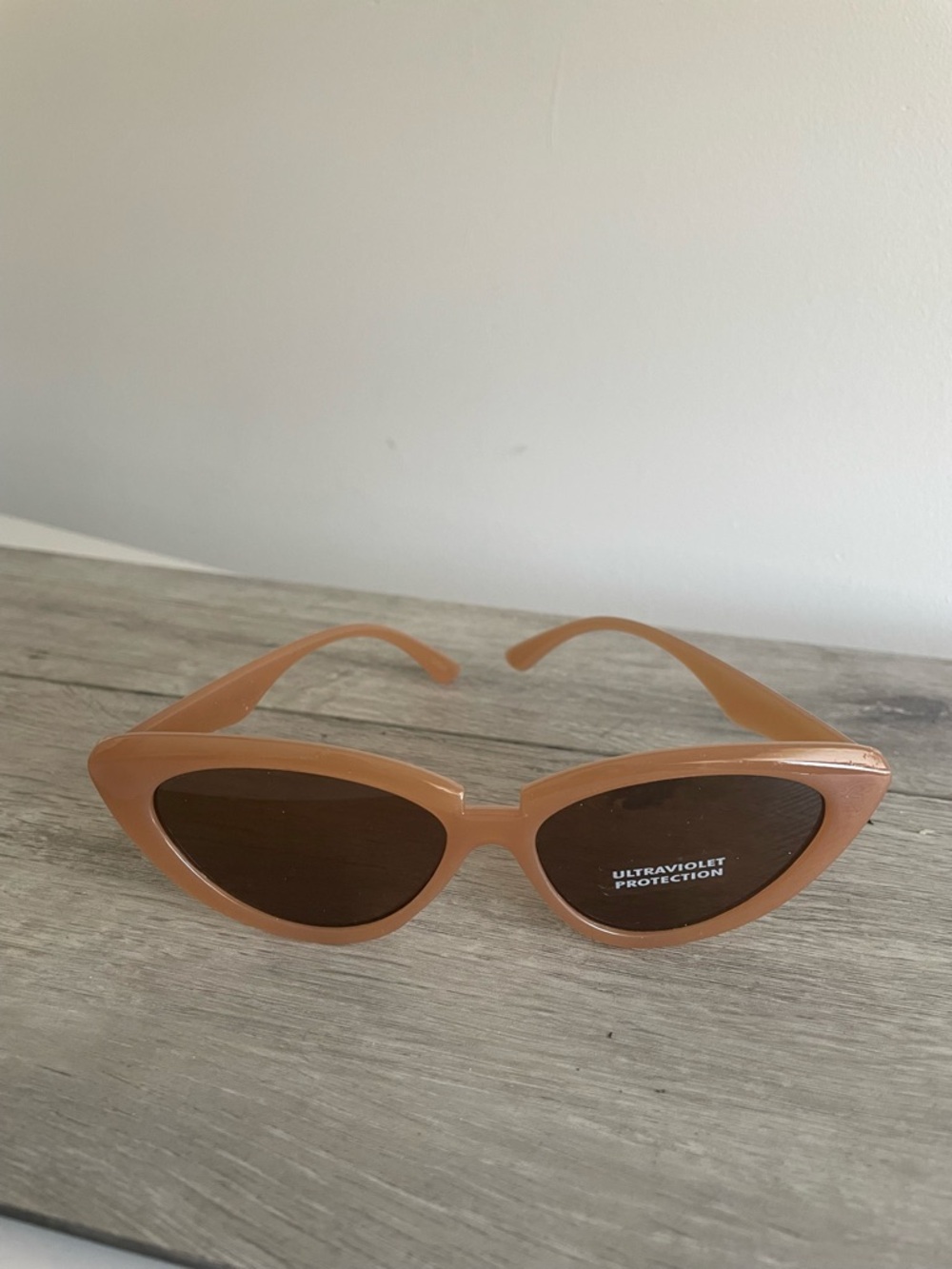 Beige cat eye sunglasses